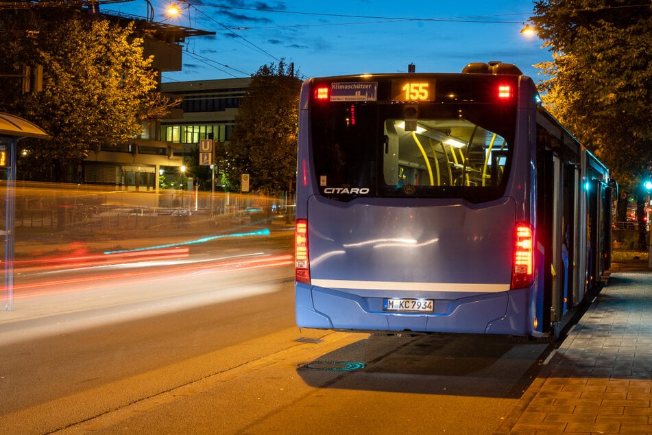 In einem Bus in München eskalierte eine Frau (37) so, dass die Polizei verständigt wurde. (Symbolfoto)