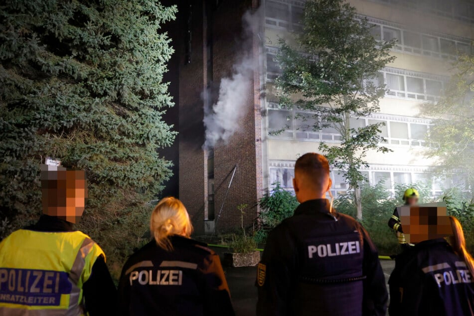 In der Schulstraße brannte es am Freitagabend in einem Gebäude.