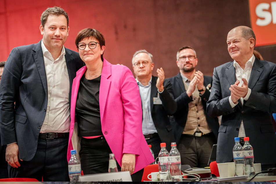 Klatschen und freuen kann sich sogar Bundeskanzler Olaf Scholz (r., 65, SPD) als Lars Klingbeil (l., 45) und Saskia Esken (m., 62) wiedergewählt sind.