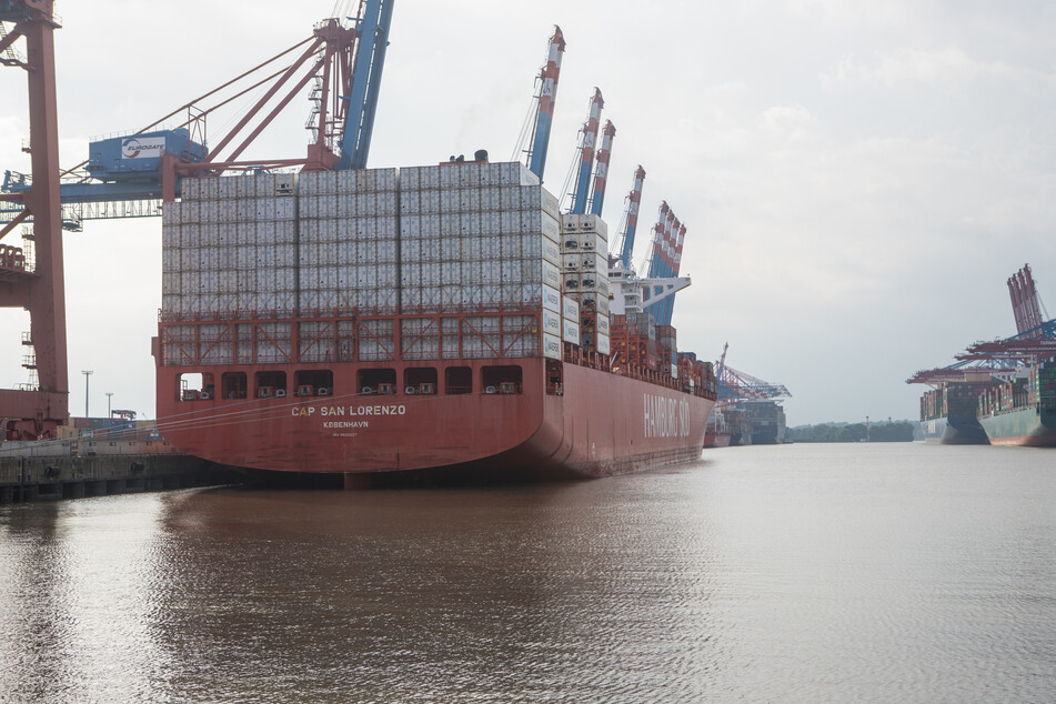 Das Containerschiff liegt noch im Hamburger Hafen.