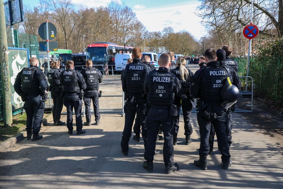 Schon im März fuhr die Leipziger Polizei groß auf, als der HFC zuletzt zu Gast war.