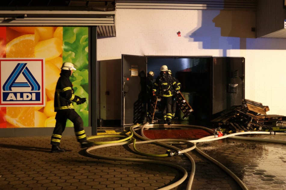 Am späten Dienstagabend musste die Feuerwehr einen Brand in einem Aldi-Markt in Hamburg-Harburg löschen.