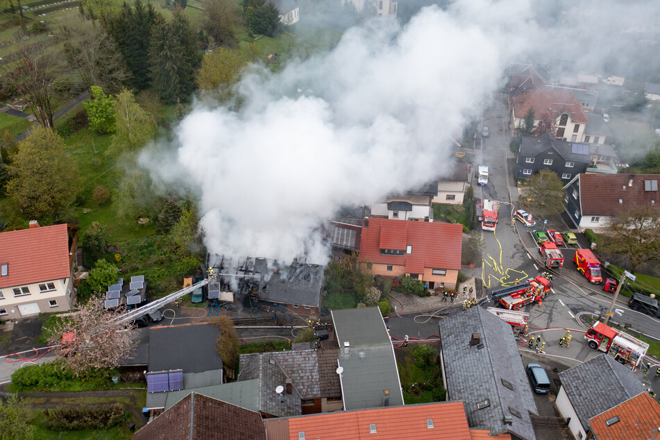 Anwohner sollen aufgrund der Rauchentwicklung Türen und Fenster geschlossen halten.