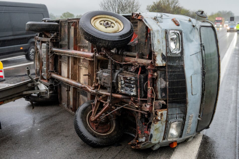 Unfall A14: Oldtimer-Unfall auf A14 in Sachsen: Historisches Fahrzeug blockiert Autobahn