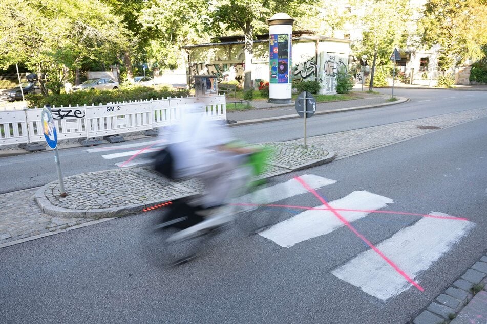 Der aufgemalte Zebrastreifen auf der Dresdner Glacisstraße sorgt für Wirbel.