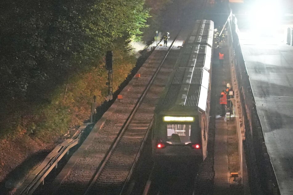 Die U-Bahn mit rund 100 Fahrgästen an Bord musste für rund eine Stunde auf freier Strecke stehen.