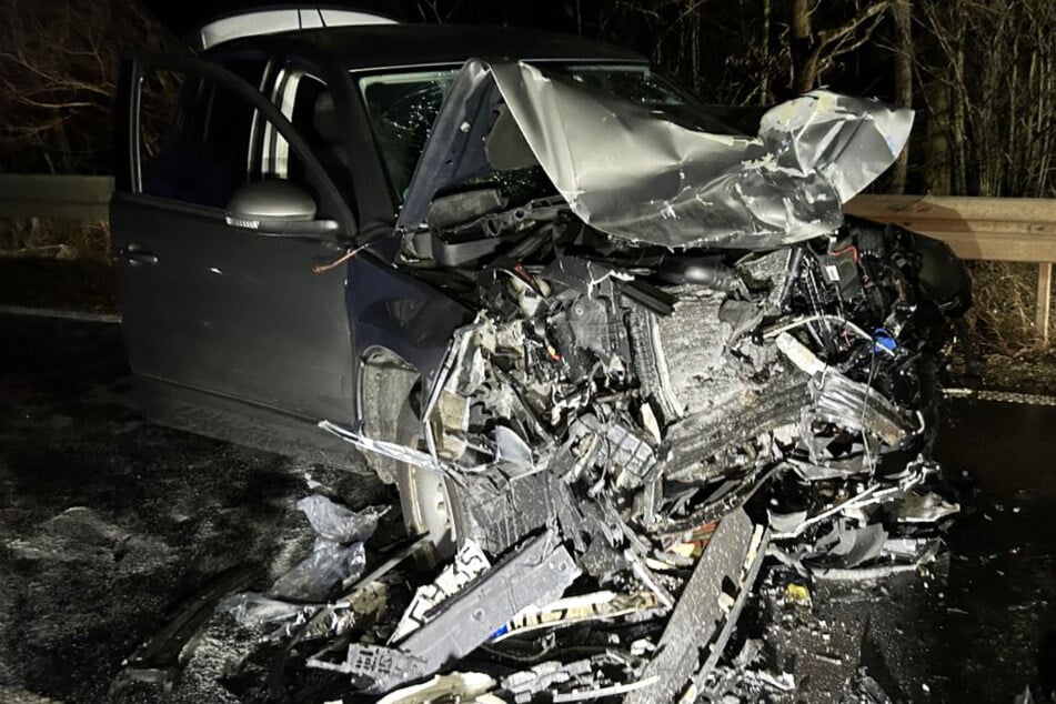 Die Kreisstraße wurde nach dem Unfall voll gesperrt, die Autowracks wurden auf Anordnung der Staatsanwaltschaft beschlagnahmt.