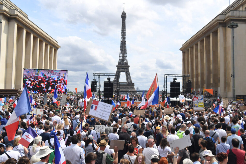 Demonstranten nehmen auf der «Droits de l'homme»-Esplanade am Trocadero-Platz an einem Protest gegen die Impfpflicht für bestimmte Arbeitszweige und den von der Regierung geforderten obligatorischen Impfass teil.