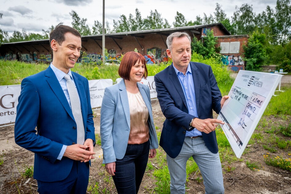 Béla Bélafi (52, l.) überreichte Maik Mehlhose (50, r.) und Annett Hubrich von der MIB AG aus Leipzig den Fördermittelbescheid.