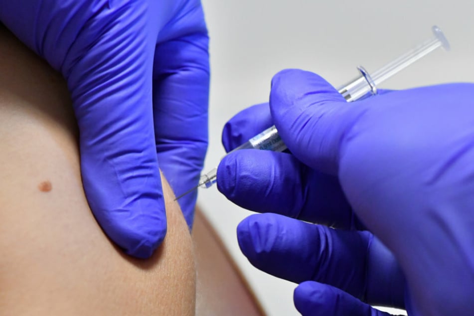 Eine Patientin lässt sich gegen Grippe impfen.
