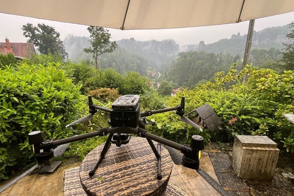 Von der Terrasse des Ferienhauses "Kleine Bastei" konnte die Drohne des THW problemlos starten und landen.