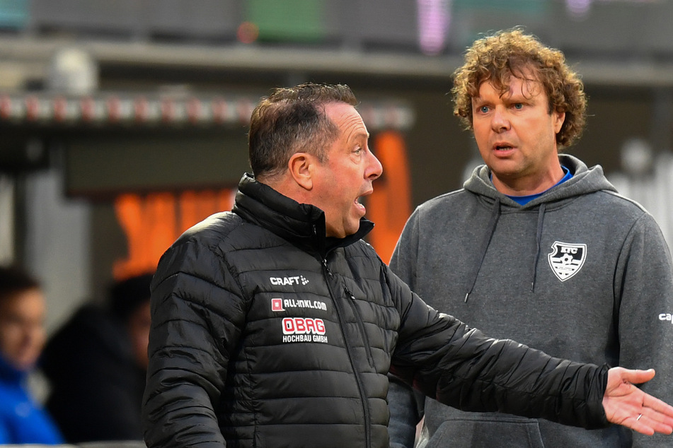 Dynamo-Trainer Markus Kauczinski (l.) mit seinem Uerdinger Kollegen Stefan Krämer. Dem Dresdner würde ein KFC-Rückzug nicht schmecken.