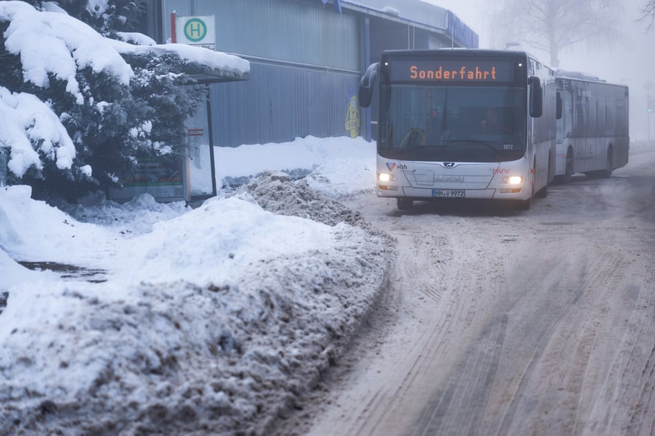 Betroffene Anwohner werden während der Evakuierungszeit mit Shuttlebussen zu dem Evakuierungsort in der Ernst-Barlach-Gemeinschaftsschule gebracht.