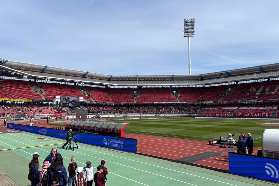 Hier rollt in rund einer halben Stunde der Ball.