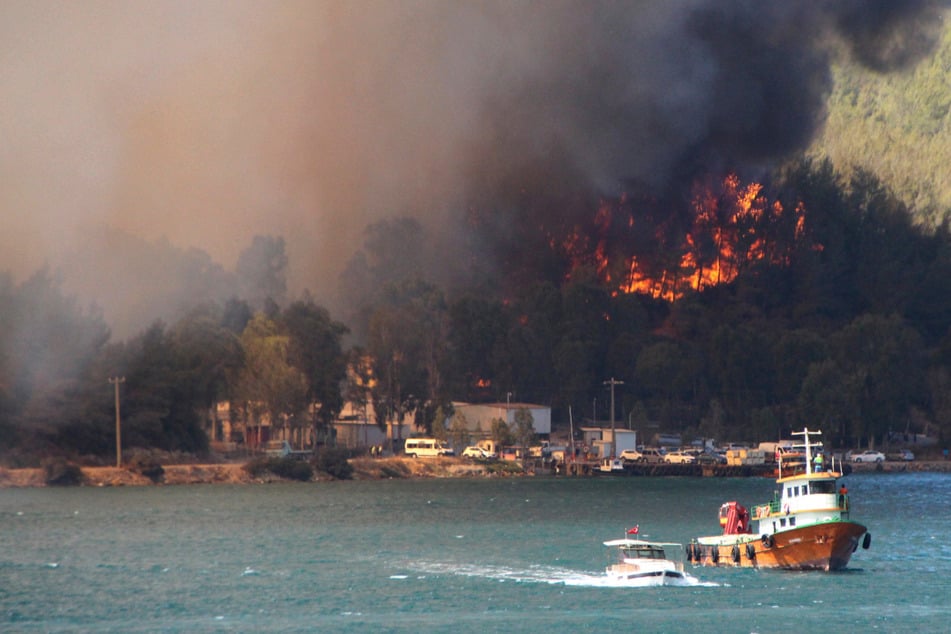 Massive Waldbrände in der Türkei: Mehrere Tote, Haushalte ohne Strom