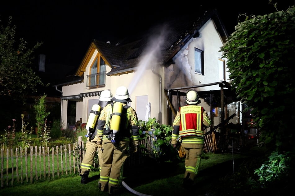 70 Einsatzkräfte waren in der Nacht vor Ort, um die Flammen, die auch auf das Haus übergegriffen hatten, zu löschen.