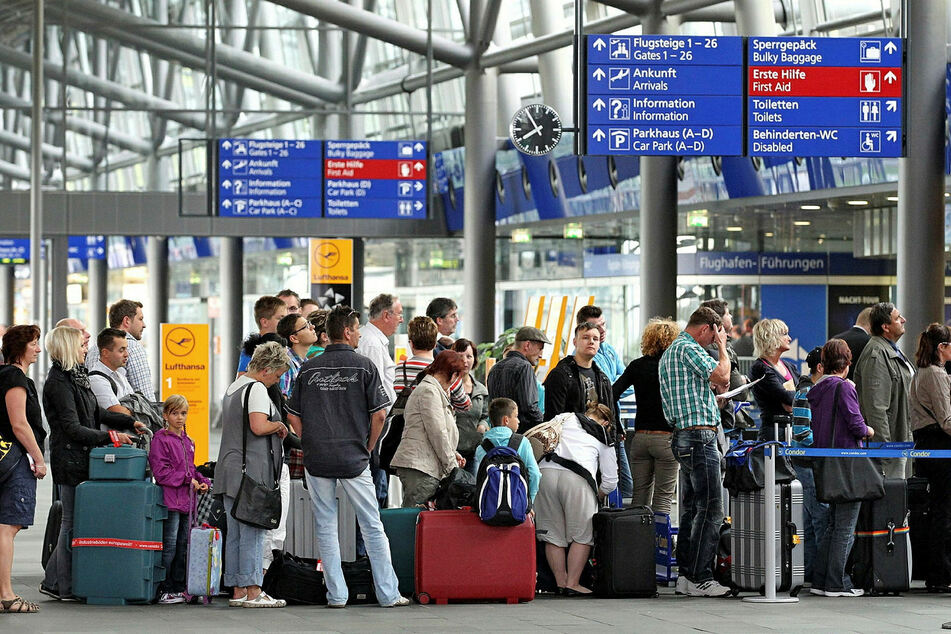 Das Auswärtige Amt schätzt, dass sich noch über 100.000 Deutsche im Auslandsurlaub befinden.