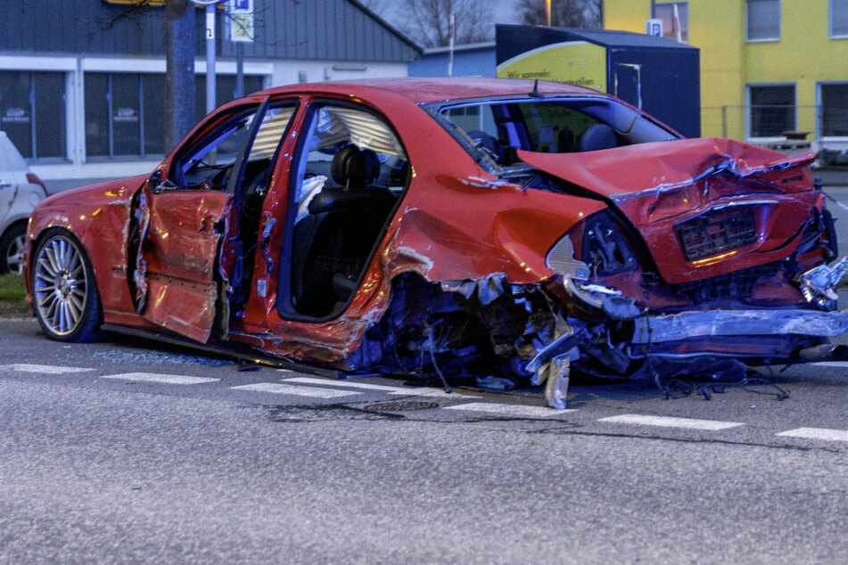 Auch der Mercedes des 27-jährigen Unfall-Verursachers war nur noch Schrott und musste abgeschleppt werden.