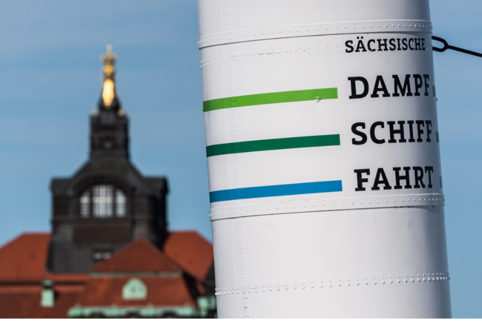 Der Schornstein des Schaufelraddampfers "Dresden" ist vor der Kuppel der sächsischen Staatskanzlei zu sehen.