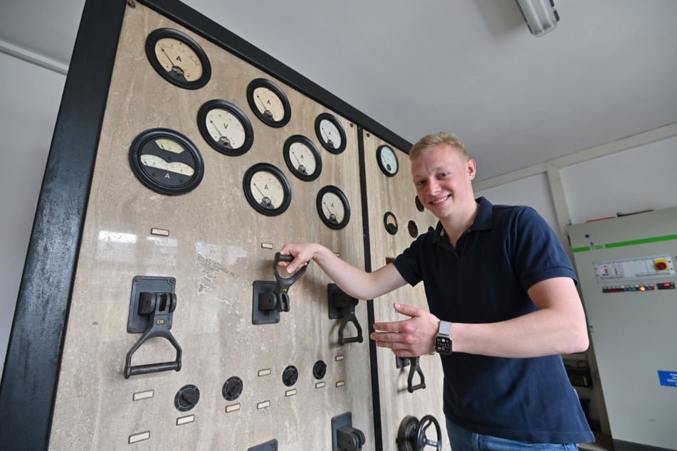 Maximilian Hans Döscher (20) bedient eine alte Schalttafel.