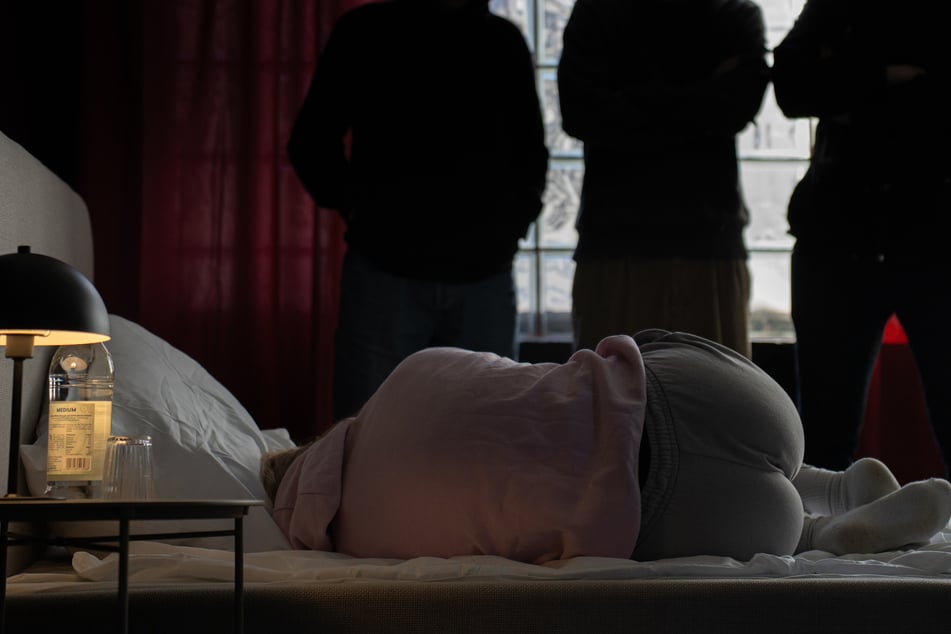 Bis zu 13 Jungen sollen abwechselnd sexuelle Handlungen an dem Mädchen vollzogen haben. (nachgestellte Szene)
