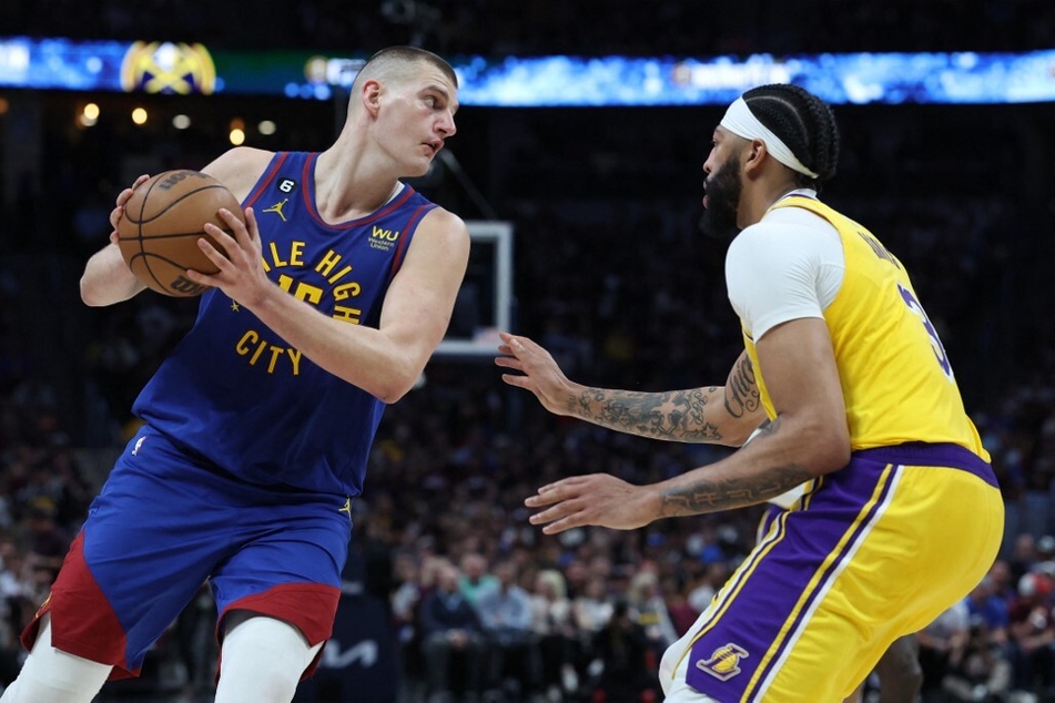 Basketball fans went nuts over Nikola Jokić's (l.) historic NBA playoff performance during the Denver Nuggets' dramatic victory over the Los Angeles Lakers on Tuesday.