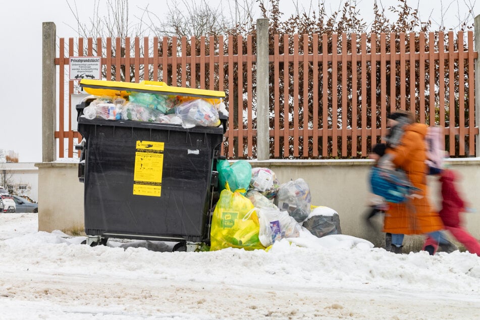 Entlang der Max-Hünig-Straße in Klotzsche sammelten sich die Tage Müllberge aufgrund des fehlenden Winterdienstes.