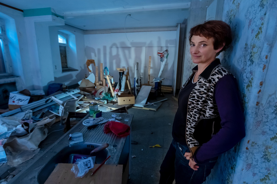 Die freiberufliche Künstlerin Irène Hug aus Berlin arrangierte Unrat zur Dialogfeld-Installation "Unsichtbare Substanzen".