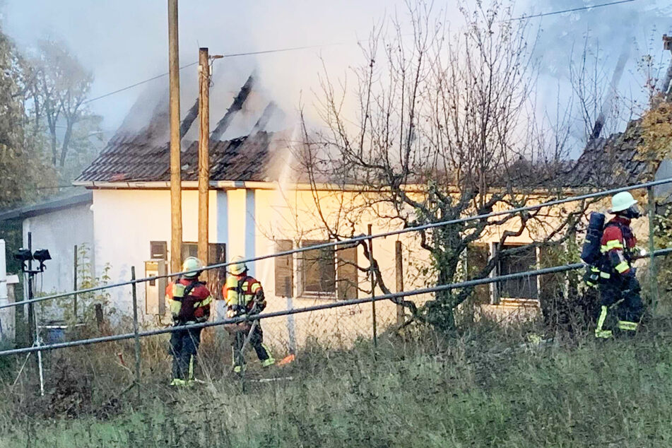Schon bei der Anfahrt konnten die Feuerwehr-Kräfte meterhohe Flammen aufsteigen sehen.