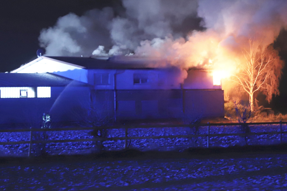 Großeinsatz in der Nacht: Arbeiterunterkunft in Südhessen steht in Flammen