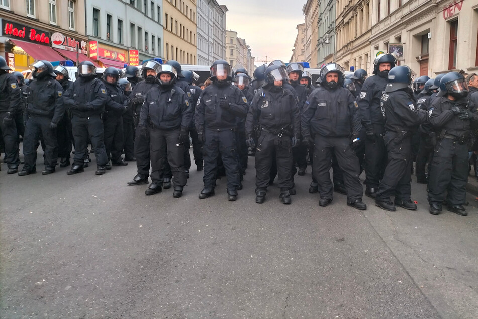 Polizisten blockieren die Adalbertstraße in Berlin-Kreuzberg.