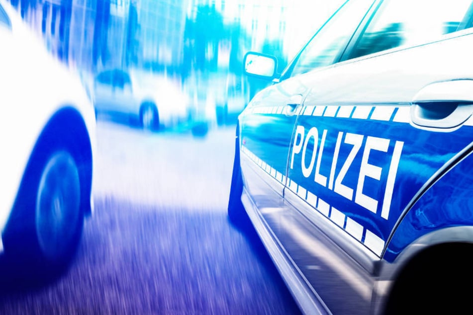 Streifenwagen kracht bei Verfolgung in Heck von Mercedes CLK: Zwei Polizisten verletzt