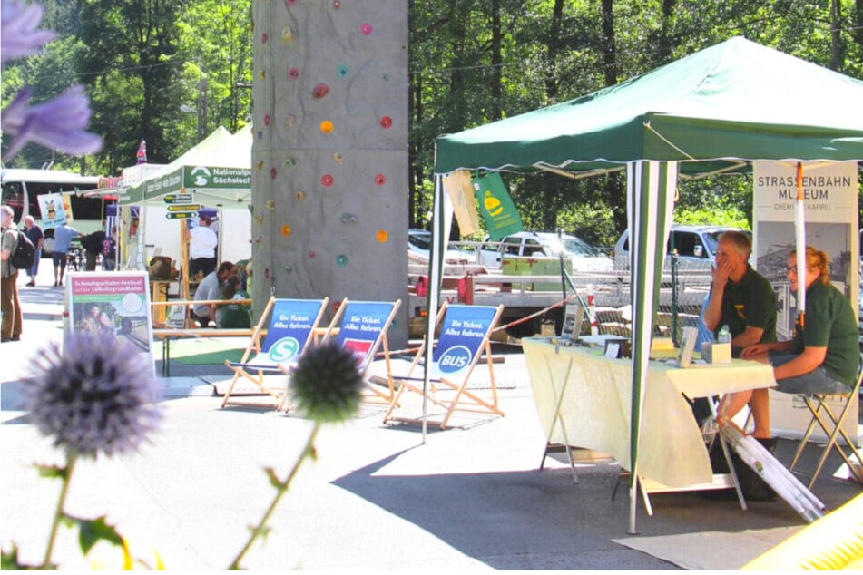 Der bunte Marktplatz bietet einen angenehmen Platz zum Verweilen.