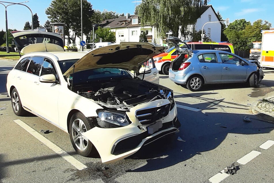 Mercedes-Taxi und Opel kollidieren auf Kreuzung: Fünf Verletzte - darunter ein Kind