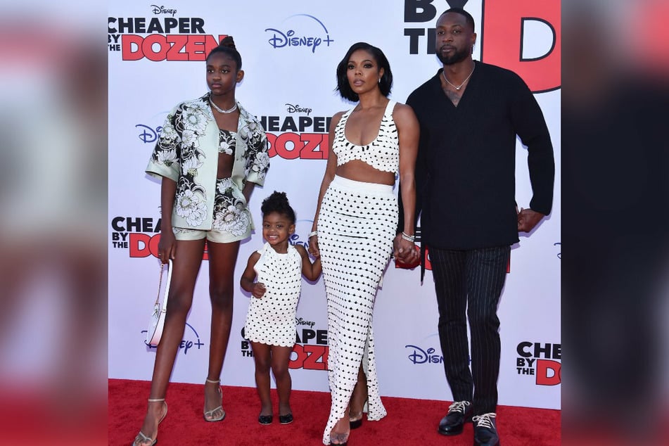 Dwayne Wade (r.) poses with his wife Gabrielle Union and their daughters Zaya (l.) and Kaavia Wade.