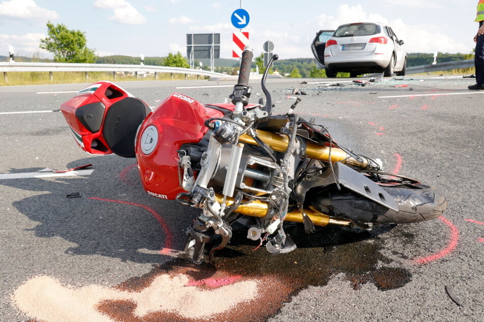 Ein Motorradfahrer krachte am Sonntagnachmittag auf der B174 bei Marienberg gegen einen Opel.