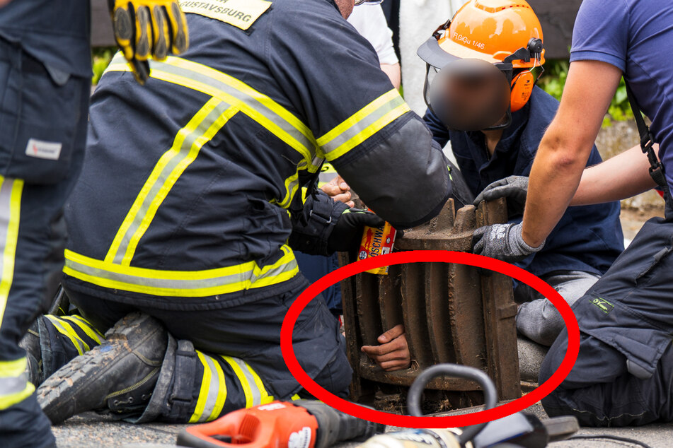 Kurioser Feuerwehr-Einsatz: Mann bleibt mit Hand in Kanaldeckel stecken