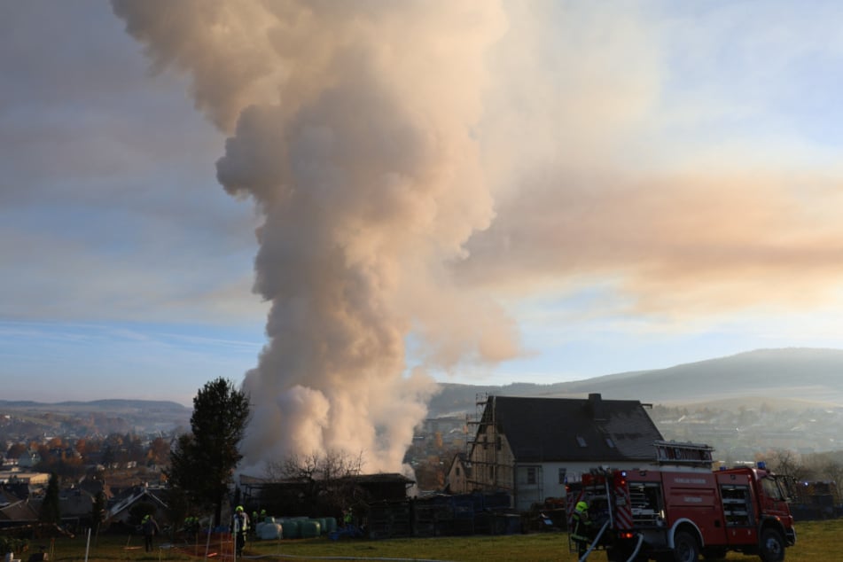 Eine dunkle Rauchwolke war am Freitagvormittag bereits aus kilometerweiter Entfernung zu sehen.