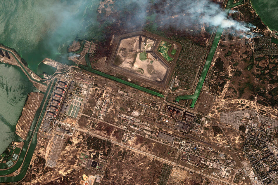 Dieses von Maxar Technologies zur Verfügung gestellte Satellitenbild zeigt Buschbrände außerhalb der Hauptanlagen des Kernkraftwerks Saporischschja.