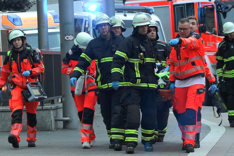 Hamburg: Schlimmer Unfall an U-Bahnhof: Frau fällt vor einfahrenden Zug
