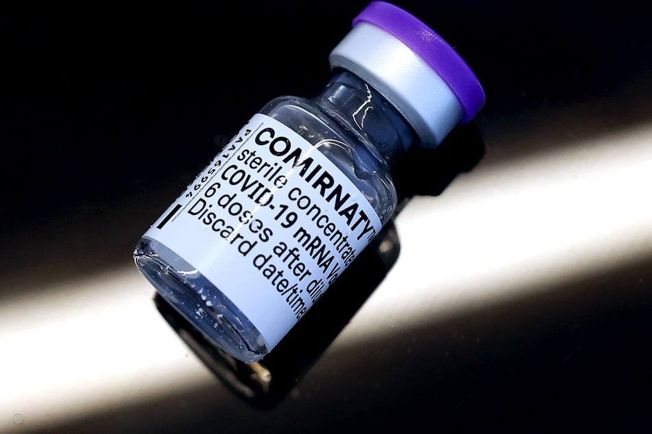 Eine Ampulle mit dem Corona-Impfstoff Comirnaty der Hersteller Biontech und Pfizer. Davon sollen bis Ende Juni zusätzlich 50 Millionen Dosen ausgeliefert werden.