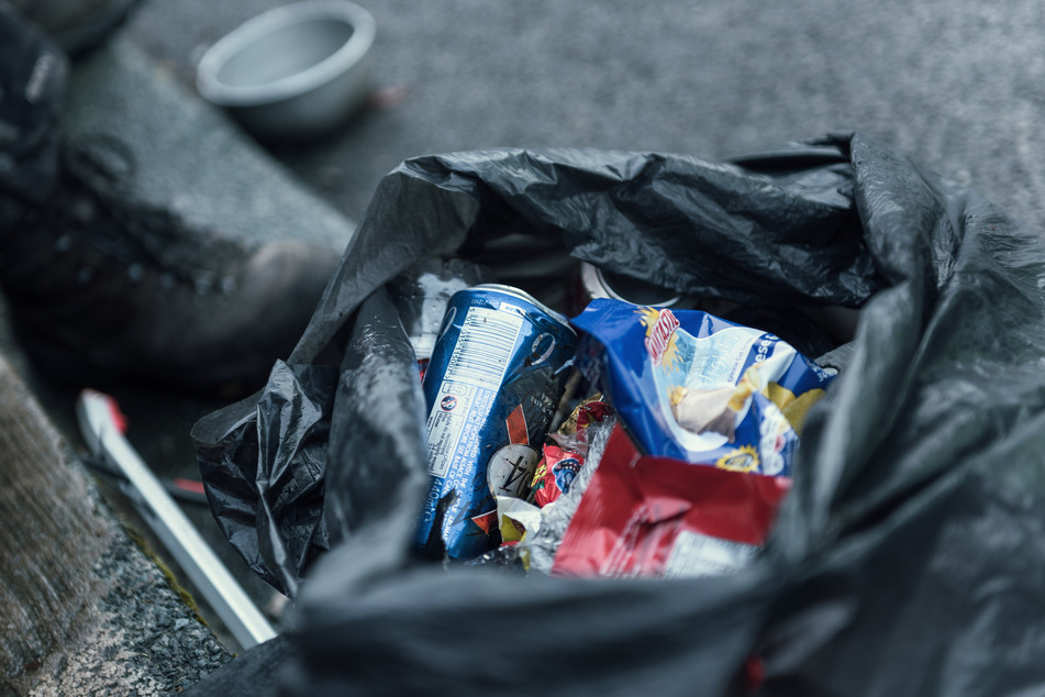 Weil eine 70-Jährige in den Mülltonnen eines Supermarkes nach weggeworfenen Lebensmitteln suchte, sperrte ein Wachmann sie ein. (Symbolbild)