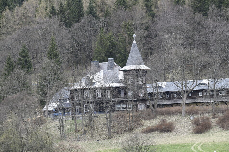 Das malerische, hoch über dem rechten Ufer der Wilden Weißeritz am Waldrand gelegene Schloss wurde bis in das 20. Jahrhundert hinein für Jagdzwecke genutzt.