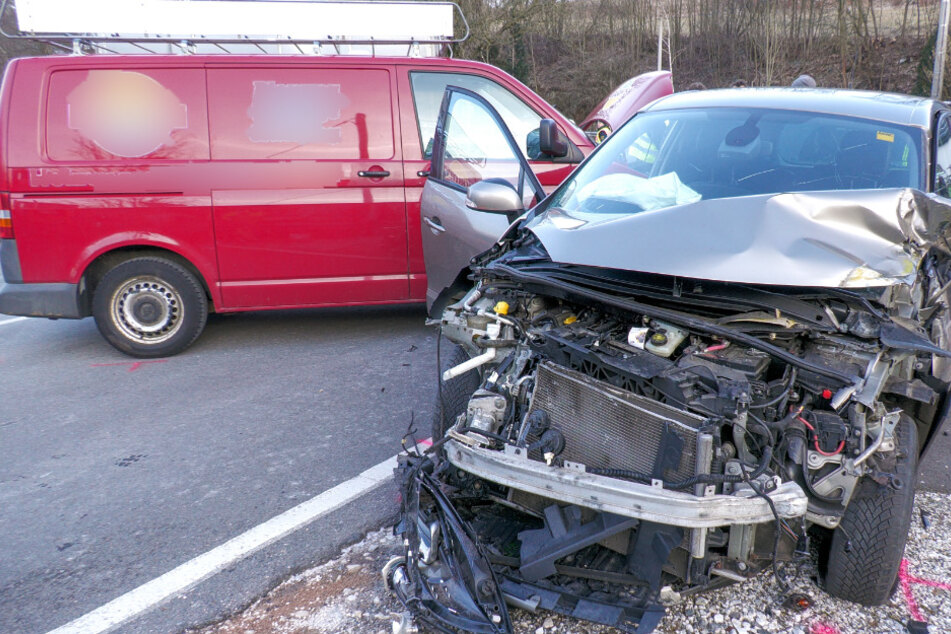 Die beiden Insassen des VW mussten verletzt in ein Krankenhaus gebracht werden.