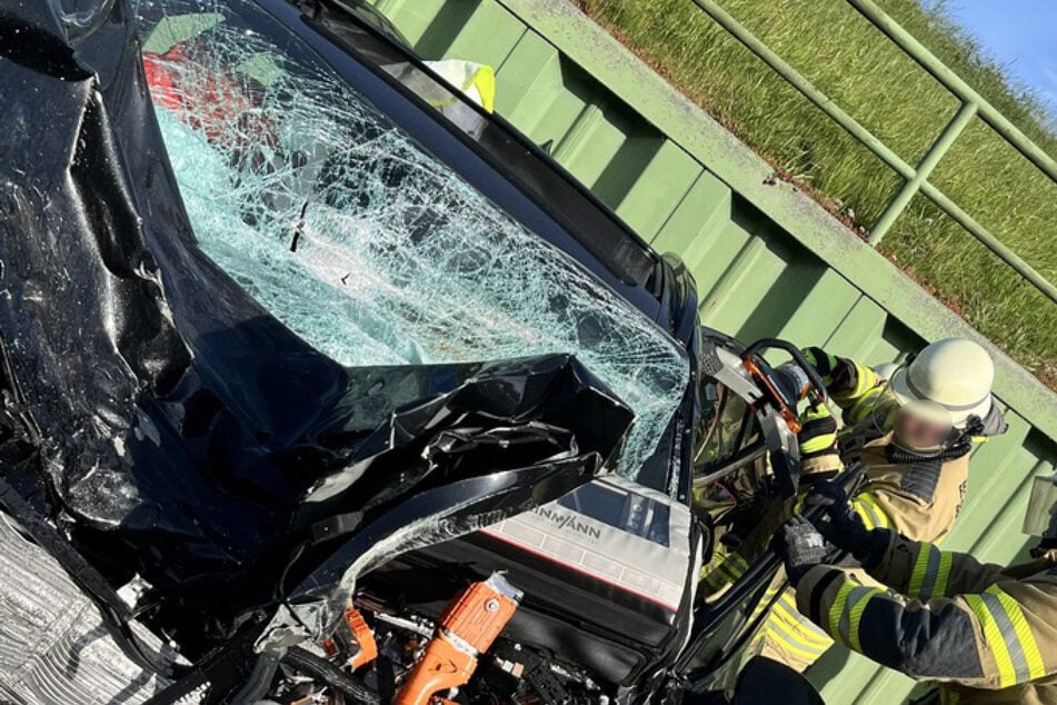 Heftiger Crash: Elektroauto kracht in Lkw