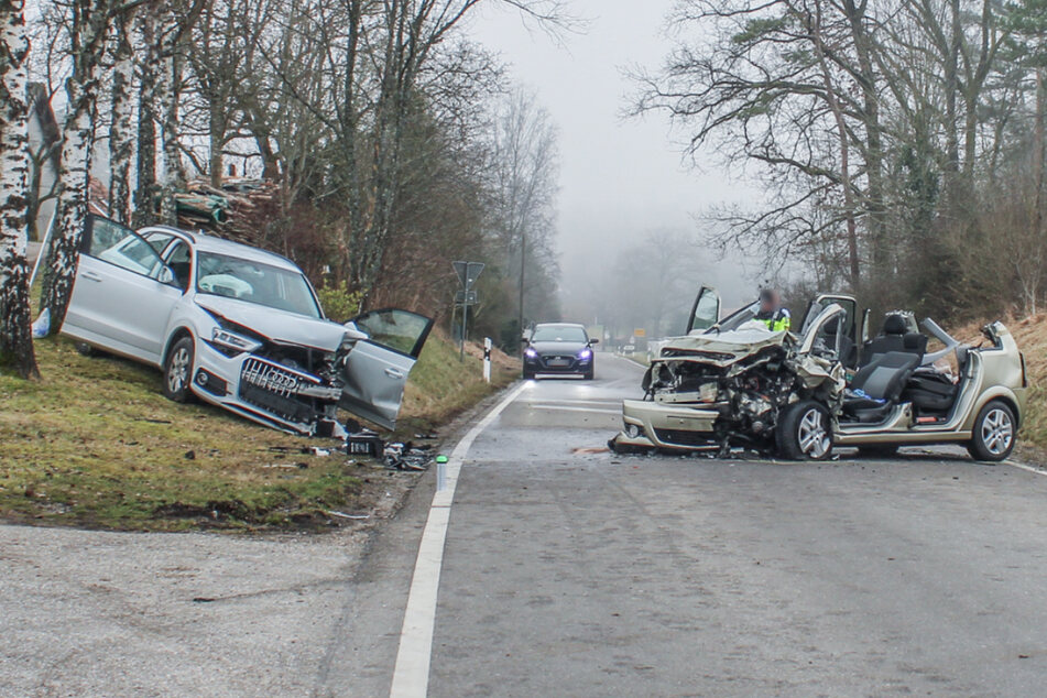 Opel kracht frontal in Audi: Zwei Menschen schwer verletzt!