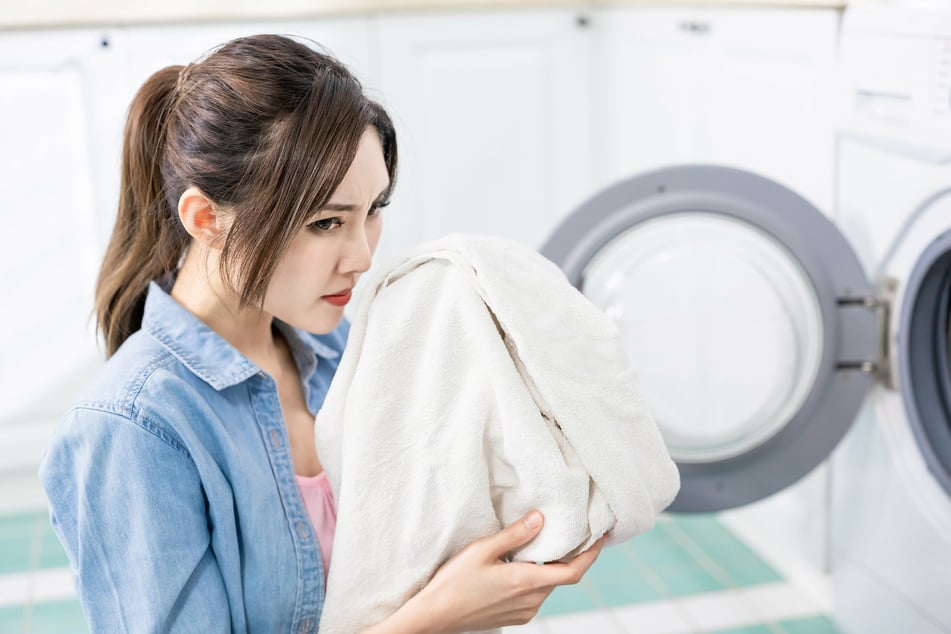 Aufschluss über die Ursache des stinkenden Trockners kann der Geruch der Wäsche geben.