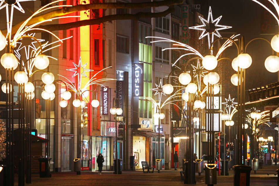 Energiekrise: NRW-Städte wollen bei Weihnachts-Beleuchtung sparen, Köln verzichtet auf Eisbahn!