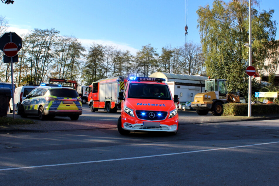 Bei Schweißarbeiten ist ein Mann durch den Sturz eines 500 Kilogramm schweren Stahlteils schwer verletzt worden.