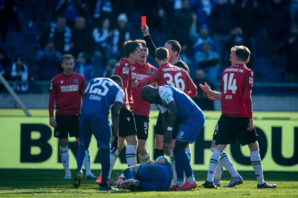 Schiedsrichter Martin Thomsen zeigte Hannovers Fabian Kunze nach seinem Foul die Gelb-Rote Karte.